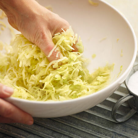 Asiatischer Kohlsalat mit Hühnerstreifen Asiatischer Kohlsalat mit Hühnerstreifen