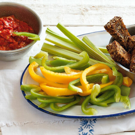 Knabbersticks mit Tomatendip Knabbersticks mit Tomatendip