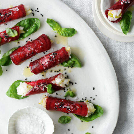 Getrüffelte Rote-Bete-Röllchen mit Meerrettichreisfüllung Getrüffelte Rote-Bete-Röllchen mit Meerrettichreisfüllung