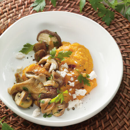 Paprika-Polenta mit Pilzen und Feta Paprika-Polenta mit Pilzen und Feta