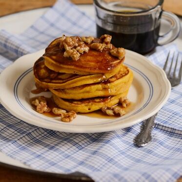 Kürbis-Pancakes mit gerösteten Nüssen Kürbis-Pancakes mit gerösteten Nüssen