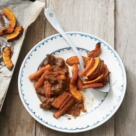 Rinderschmortopf mit Ofenkürbis Rinderschmortopf mit Ofenkürbis
