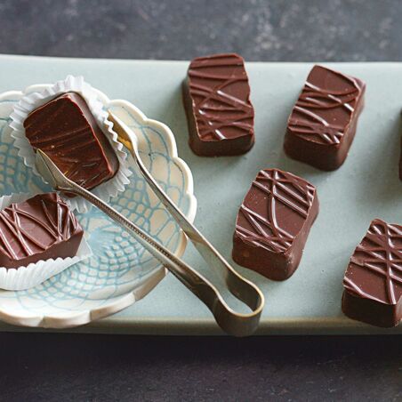 Rahmpralinen mit Kakaonibs Rahmpralinen mit Kakaonibs