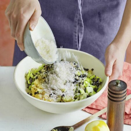 Gefüllte Bulgur-Oliven-Paprika mit Tomatensauce Gefüllte Bulgur-Oliven-Paprika mit Tomatensauce