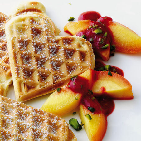 Biskuitwaffeln mit Pfirsich und Himbeersauce Biskuitwaffeln mit Pfirsich und Himbeersauce