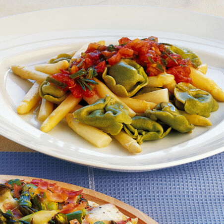 Tortellini und Spargelspitzen Tortellini und Spargelspitzen