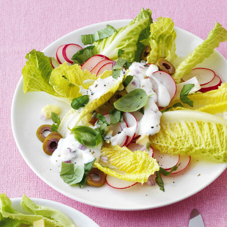 Salat mit Roquefortdressing und Oliven Salat mit Roquefortdressing und Oliven