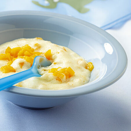 Grießbrei mit Obst zum Löffeln Grießbrei mit Obst zum Löffeln