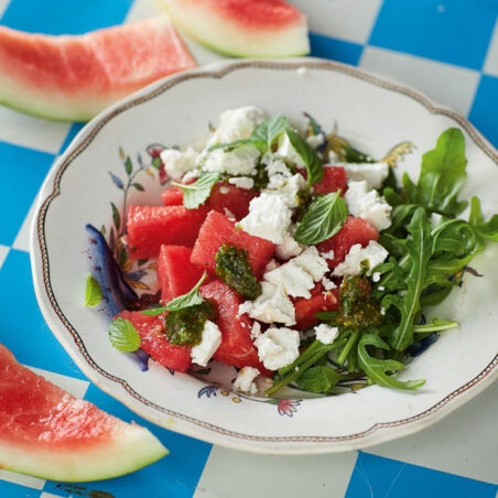 Wassermelonen-Feta-Salat mit Pistazien-Minz-Pesto