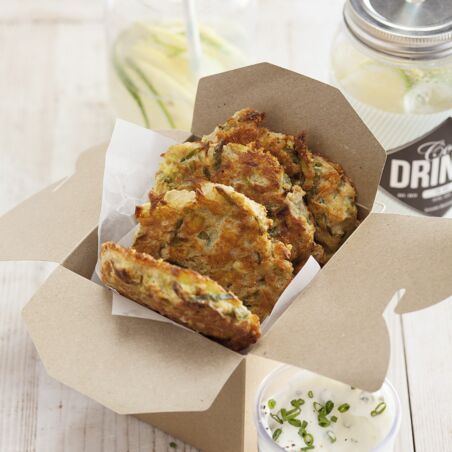 Käse-Lauch-Pfannkuchen mit Schnittlauchdip Käse-Lauch-Pfannkuchen mit Schnittlauchdip