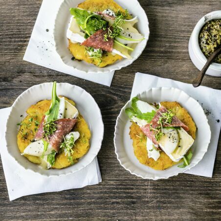 Mini-Rösti mit Salami-Röllchen Mini-Rösti mit Salami-Röllchen