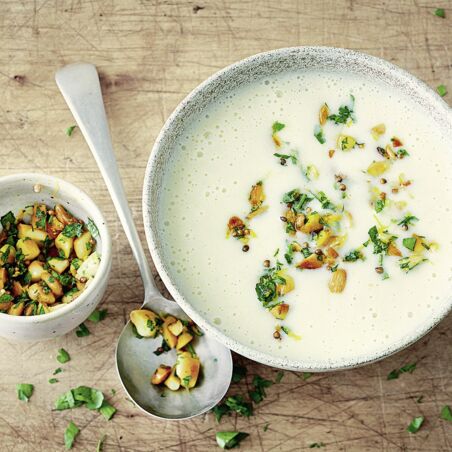 Kartoffelsuppe mit Knuspermandeln Kartoffelsuppe mit Knuspermandeln