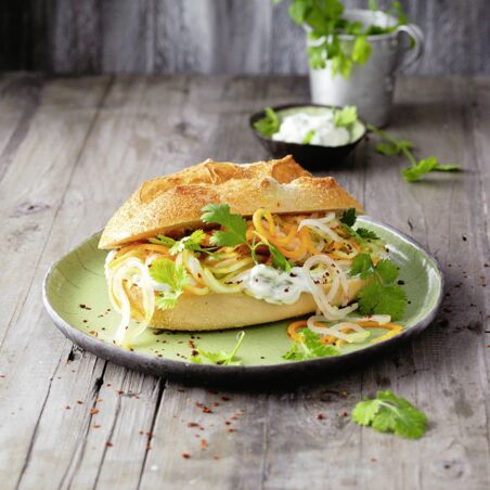 Bánh mì mit eingelegten Gemüsenudeln Bánh mì mit eingelegten Gemüsenudeln