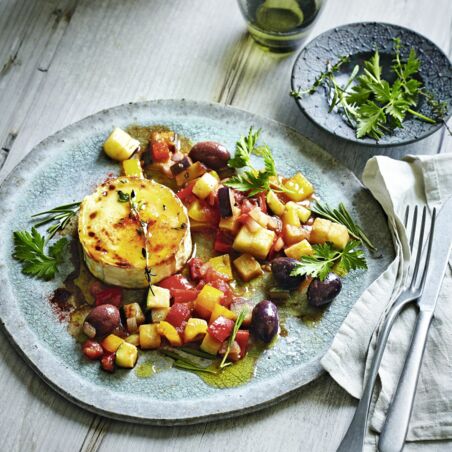 Ziegenkäse »brûlée« mit Ratatouille und schwarzen Oliven Ziegenkäse »brûlée« mit Ratatouille und schwarzen Oliven
