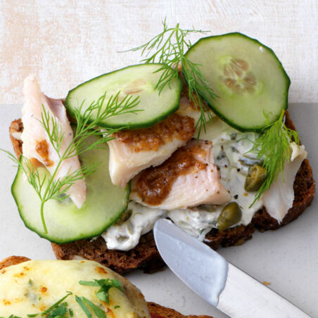 Vollkornbrot mit Dillcreme und geräucherter Forelle Vollkornbrot mit Dillcreme und geräucherter Forelle