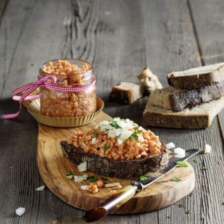 Reiswaffel-Mett mit Zwiebeln Reiswaffel-Mett mit Zwiebeln