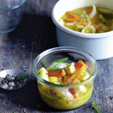 Knollensellerie mit Möhren und Orange Knollensellerie mit Möhren und Orange