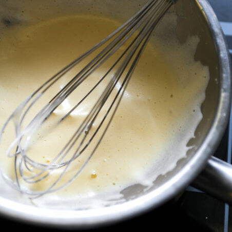Gratinierte Banane in ihrer eigenen Schale mit Kokosmilkshake Gratinierte Banane in ihrer eigenen Schale mit Kokosmilkshake