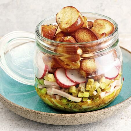 Brezelsalat mit Gelbwurst Brezelsalat mit Gelbwurst