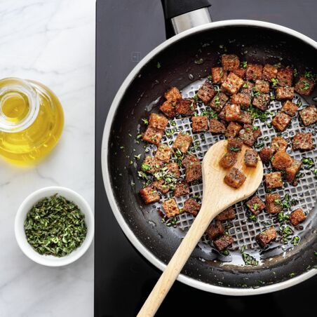 Käsesuppe mit Kräutercroutons Käsesuppe mit Kräutercroutons