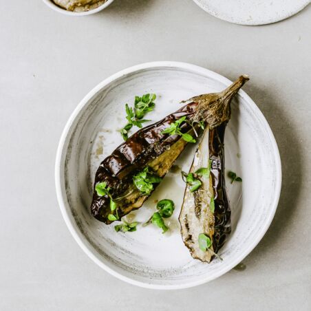 Rauchige Aubergine mit Labneh Rauchige Aubergine mit Labneh
