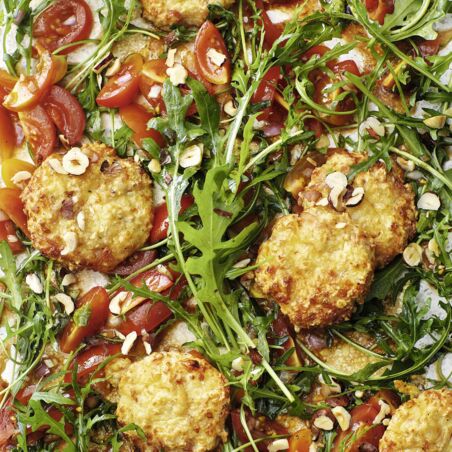 Hüttenkäsetaler mit Tomaten-Rucola-Salat Hüttenkäsetaler mit Tomaten-Rucola-Salat