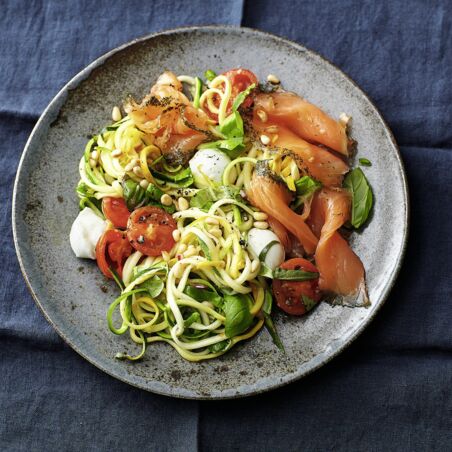 Zoodles-Salat mit Graved Lachs Zoodles-Salat mit Graved Lachs