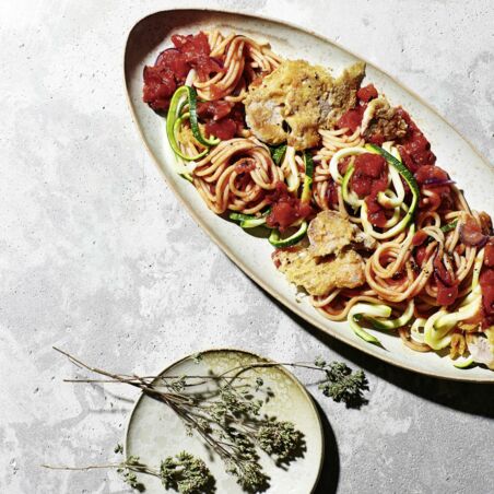 Zucchini-Pasta mit Parmesan-Schnitzelchen Zucchini-Pasta mit Parmesan-Schnitzelchen