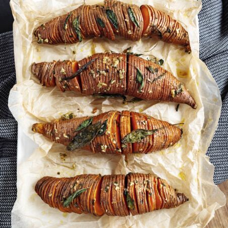 Süßkartoffel- Hasselback mit Salbei Süßkartoffel- Hasselback mit Salbei