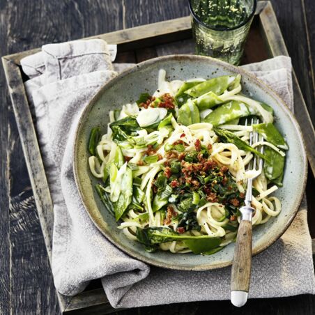 Frühlingspasta mit
Grissini-Chili-Topping Frühlingspasta mit
Grissini-Chili-Topping