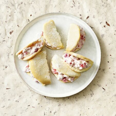 Biskuitomeletts mit Himbeercreme Biskuitomeletts mit Himbeercreme