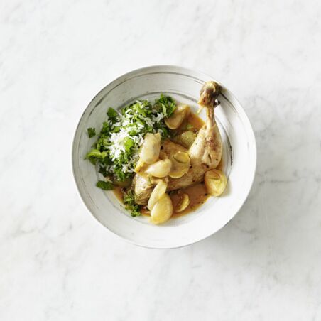 Geschmorte Hähnchenkeulen mit Kräuterreis Geschmorte Hähnchenkeulen mit Kräuterreis