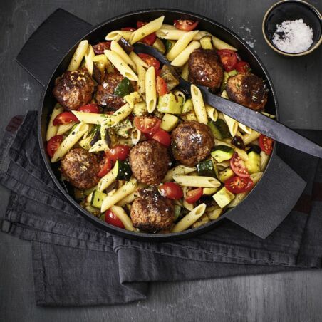 Ratatouille-Pastasalat mit Hackbällchen Ratatouille-Pastasalat mit Hackbällchen