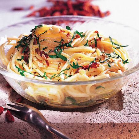 Spaghetti mit Knoblauch, Öl und Peperoncino Spaghetti mit Knoblauch, Öl und Peperoncino
