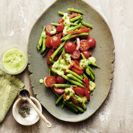 Bohnen-Paprika-Tomaten-Salat mit Avocado-Dressing