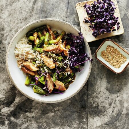 Knusper-Spargel-Salat mit Räucherforelle Knusper-Spargel-Salat mit Räucherforelle