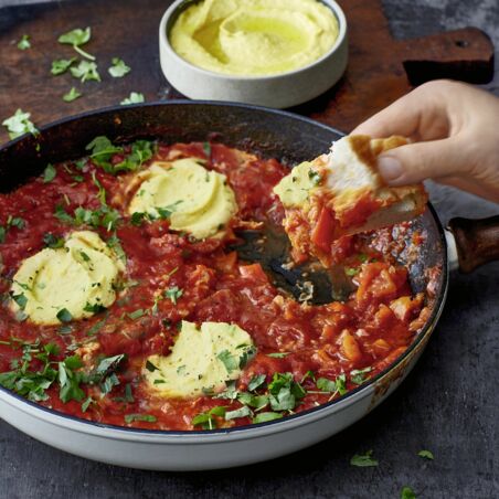 Shakshuka mit Safran-Bohnen-Creme Shakshuka mit Safran-Bohnen-Creme