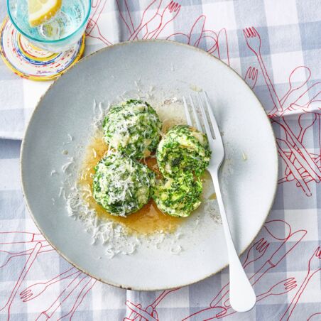 Spinatkn&ouml;del mit Parmesan