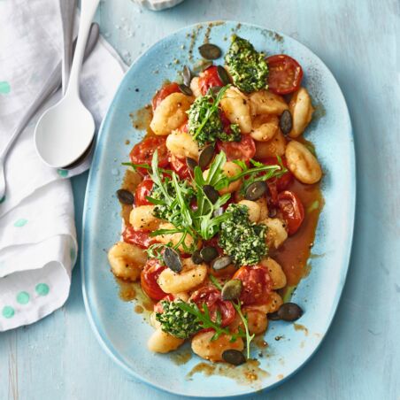 Gnocchi mit Rucola-Pesto und Kirschtomaten Gnocchi mit Rucola-Pesto und Kirschtomaten