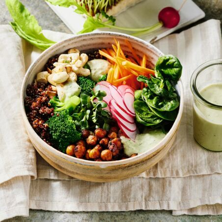 Quinoa-Bowl mit BBQ-Kichererbsen Quinoa-Bowl mit BBQ-Kichererbsen