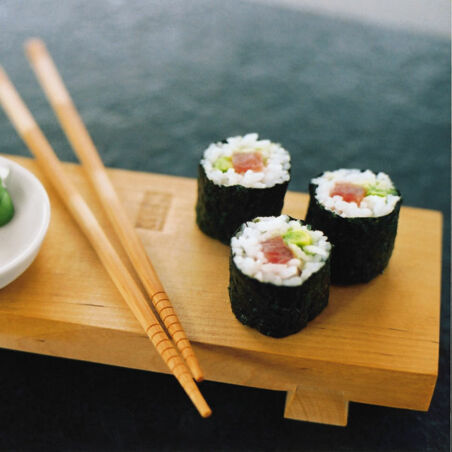 Sushi mit Avocado und Tunfisch