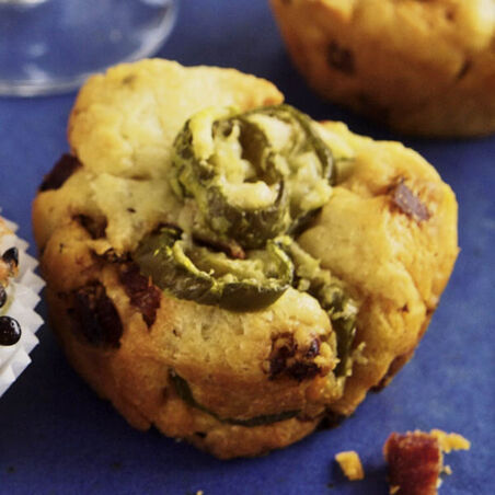 Chorizo-Muffins mit Jalapeños und Tomaten Chorizo-Muffins mit Jalapeños und Tomaten