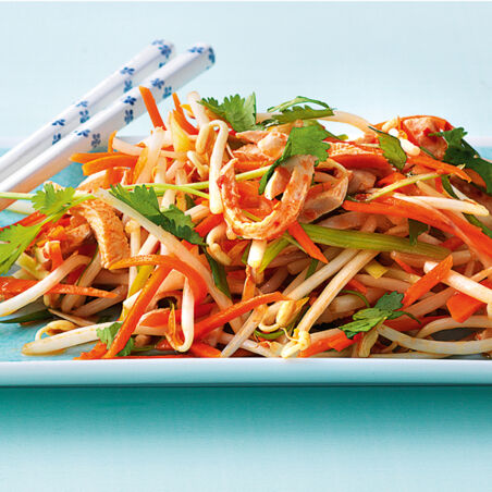 Sojasprossensalat mit Huhn und Gemüsestreifen Sojasprossensalat mit Huhn und Gemüsestreifen