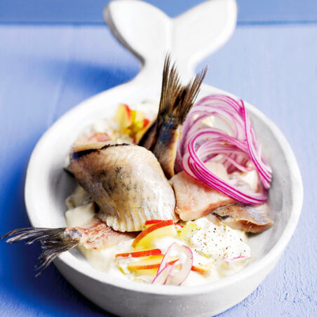 Matjesfilet Hausfrauenart mit roten Zwiebeln und Äpfeln Matjesfilet Hausfrauenart mit roten Zwiebeln und Äpfeln