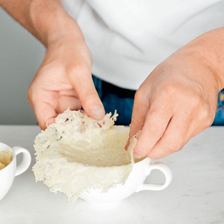 Frühlingssalat im Parmesankörbchen Frühlingssalat im Parmesankörbchen