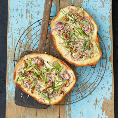 Flammkuchen mit grünem Spargel Flammkuchen mit grünem Spargel