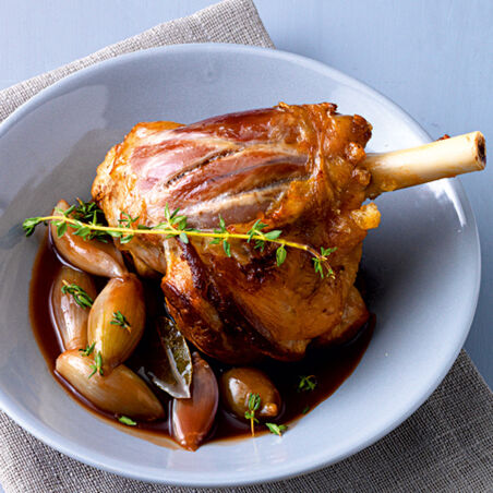 Lammhaxen auf Portweinzwiebeln Lammhaxen auf Portweinzwiebeln