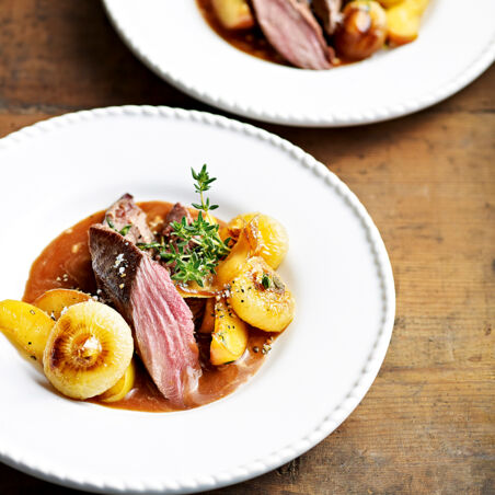Hasenrücken mit glasierten Perlzwiebeln und Äpfeln Hasenrücken mit glasierten Perlzwiebeln und Äpfeln
