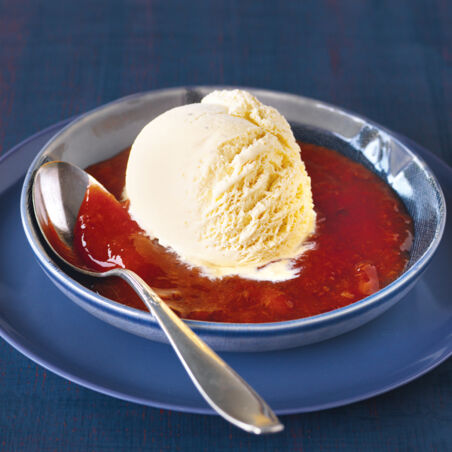 Vanilleeis mit Pflaumensauce Vanilleeis mit Pflaumensauce