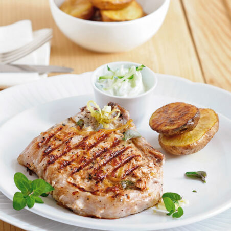 Gegrillte Schweinekoteletts mit Blechkartoffeln Gegrillte Schweinekoteletts mit Blechkartoffeln